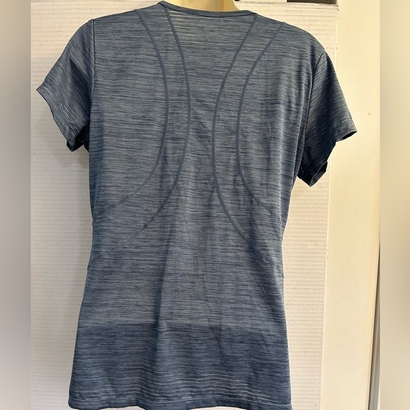 Reebok athletic work out short sleeve shirt top in light blue size Medium. A19 - Picture 2 of 10